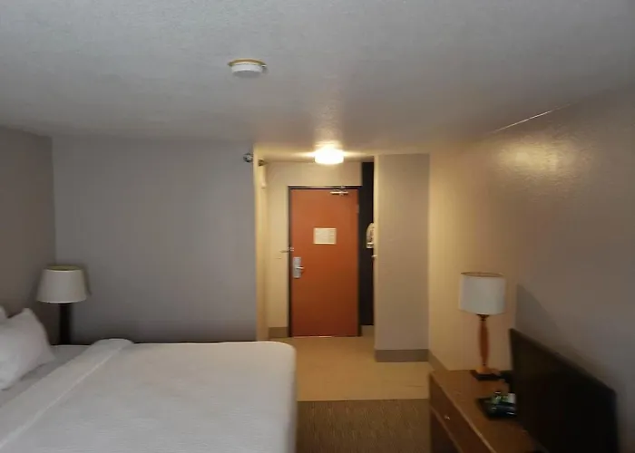 Country & By Radisson, Fairview Heights, Il 3*