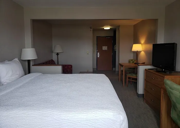 Country & By Radisson, Fairview Heights, Il Hotel