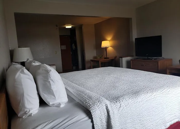 Country & By Radisson, Fairview Heights, Il 3*