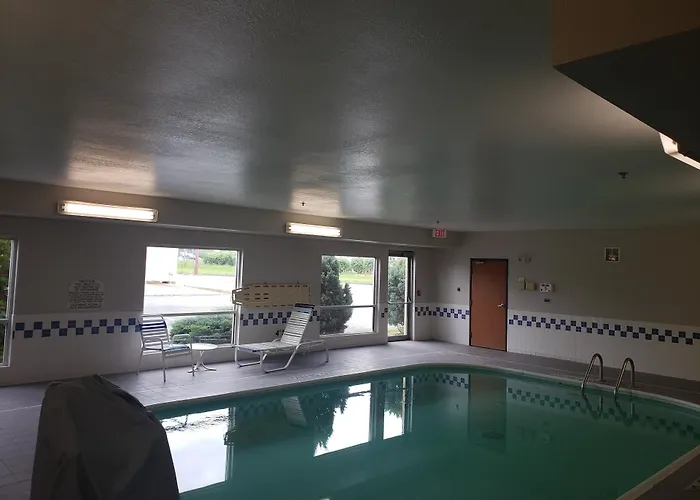 Country & By Radisson, Fairview Heights, Il 3*