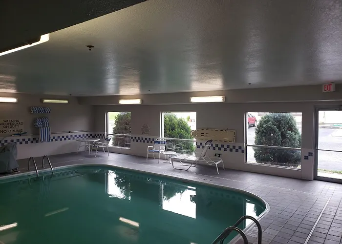 Country & By Radisson, Fairview Heights, Il 3*