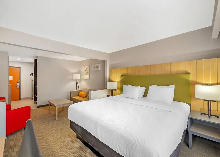 Country & By Radisson, Fairview Heights, Il