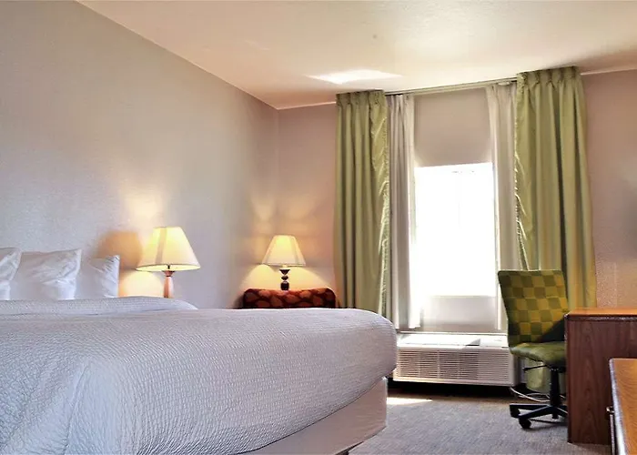 Country & By Radisson, Fairview Heights, Il 3*