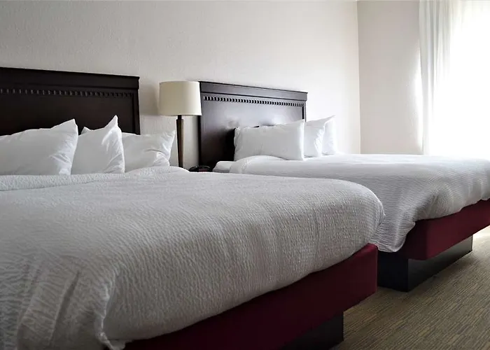 Country & By Radisson, Fairview Heights, Il 3*